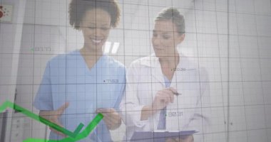 Hastanede, sağlık uzmanları veri tablolarını analiz ediyor, hasta bakımına odaklanıyor. Tıbbi, doktor, hemşire, analiz, teşhis, tedavi