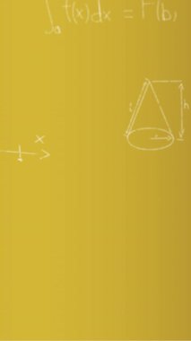 Sarı arkaplan üzerinde elle yazılmış matematiksel formüllerin animasyonu. Bilim, matematik ve öğrenme konsepti dijital olarak oluşturulmuş video.