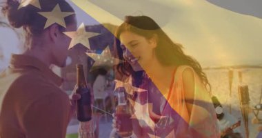 Kumsalda, birkaç bira şişesi tokuşturma, bayrak kaplama sahnesi animasyonu. Tatil, rahatlama, kutlama, tropik, okyanus, romantizm