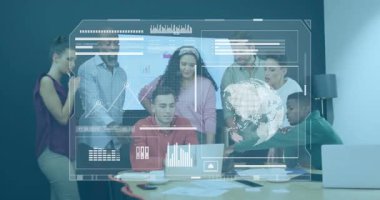 Ofiste işbirliği yapıyor, çeşitli takımlar dijital animasyon kaplamalı dizüstü bilgisayar kullanıyor. Takım çalışması, işbirliği, teknoloji, çeşitlilik, yenilik, beyin fırtınası