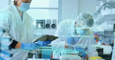 Laboratuvarda laboratuvar önlüklü bilim adamları dijital DNA animasyon hologramını analiz ediyorlar. Bilim, araştırma, biyoteknoloji, genetik, yenilik, teknoloji