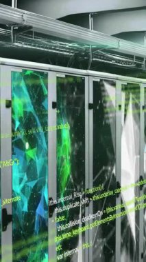 Sunucu odasındaki veri işleme ve şekillerin animasyonu. küresel iş ve dijital arayüz kavramı dijital olarak oluşturulmuş video.