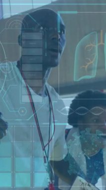 Çeşitli kanepe ve basketbol oyuncuları üzerinde tıbbi veri işleme animasyonu. Spor ve yarışma konsepti dijital olarak oluşturulmuş video.