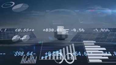 Güneş panellerini ve ampul kavramını kaplayan dijital veri ve grafiklerin animasyonu. Teknoloji, yenilik, yenilenebilirlik, sürdürülebilirlik, fütüristik, enerji