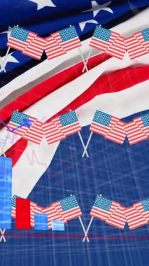 Amerika Birleşik Devletleri bayrakları üzerinde istatistiklerin işlenmesi. Amerikan vatanseverliği, bağımsızlık ve iş konsepti dijital olarak üretilen video,