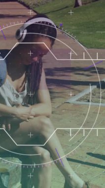 Mobiletli çift ırklı bir kadının akıllı yamaç kullanarak taranmasının animasyonu. sağlık ve zindelik kavramı dijital olarak oluşturulmuş video.