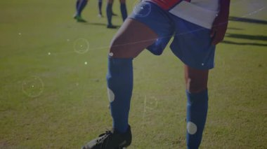 Futbol oyuncuları dijital ağ animasyonu sahnesiyle sahada. Spor, teknoloji, sanal, ağ, atlet, takım çalışması