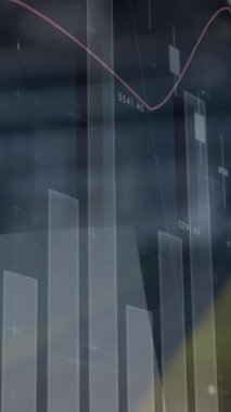 Odak şehir ışıklarının üzerindeki istatistik ve finansal veri işleme animasyonları. küresel iş ve finans kavramı dijital olarak oluşturulan video.