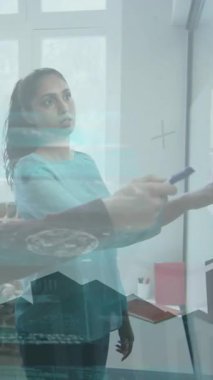 Ofisteki çeşitli iş adamları üzerinde finansal veri işleme animasyonu. küresel finansman, teknoloji ve dijital arayüz kavramı dijital olarak oluşturulmuş video.