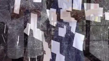 Ofiste dijital ağ animasyonuyla bulut hesaplaması yapan iş adamları. Teknoloji, yenilik, takım çalışması, işbirliği, bağlantı, dijital dönüşüm