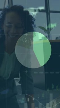 Çeşitli iş adamlarının konuşmaları üzerine finansal veri işleme animasyonu. küresel iş, finans ve dijital arayüz kavramı dijital olarak oluşturulmuş video.