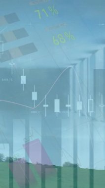 Rüzgar türbininin üzerindeki grafiklerin ve finansal verilerin animasyonu. finans, ekonomi, yenilenebilir kaynaklar ve dijital olarak üretilen enerji konsepti.