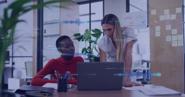 Dijital veri ile ofis masasında işbirliği yapan iki kadın animasyonu örtüyor. İşbirliği, takım çalışması, teknoloji, iş, yenilik, çalışma alanı