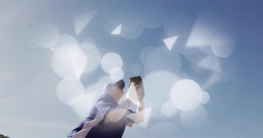 Parlak güneş ışığı altında beyzbol topu yakalamak, soyut ışık animasyonuna sahip oyuncu. Spor, atlet, güneş ışığı, açık hava, rekabet, aksiyon