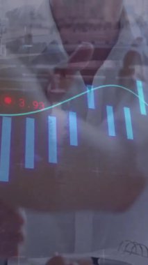 Dijital arayüzün animasyonu ve iş adamları üzerinde finansal veri işleme. küresel bağlantılar, iş dünyası, dijital arayüz, teknoloji ve ağ konsepti dijital olarak oluşturulmuş video.