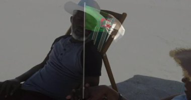 Cezayir bayrağıyla plaj sandalyelerinde dinlenen yaşlı çift animasyonu üstüste koyuyor. Tatil, seyahat, rahatlama, boş zaman, okyanus, turizm