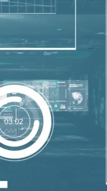 Mavi arkaplanda veri işleme animasyonu. küresel iş ve dijital arayüz kavramı dijital olarak oluşturulmuş video.