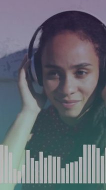 Müzik eşitleyicisi, kulaklık takan ve müzik dinleyen Afrikalı Amerikalı kadınlara karşı. müzik teknolojisi kavramı