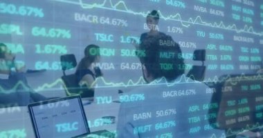 Borsa animasyon ile finansal verileri tartışan iş ekibi. Finans, işbirliği, takım çalışması, analitik, şirket, strateji
