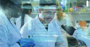 Okul laboratuarında, montlu bilim adamları dijital holografik animasyon verilerini analiz ediyorlar. Araştırma, teknoloji, yenilik, laboratuvar, analiz, fütüristik