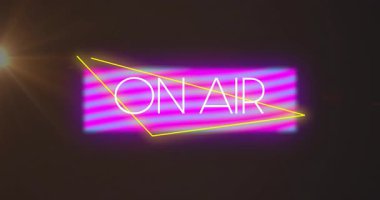 Canlı pembe ve sarı animasyon ışıklarıyla parlayan neon ışığı. Yayın, stüdyo, radyo, canlı yayın, duyuru, aydınlatma