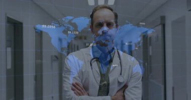 Steteskopla ayakta duran doktor, ofisteki dünya haritasının animasyonuna bakıyor. Sağlık, küresel, tıbbi, profesyonel, teknoloji, analiz