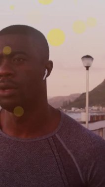 Sarı noktalar, gezinti güvertesinde koşan Afro-Amerikan formundaki adama karşı yüzüyor. Spor, spor ve teknoloji konsepti