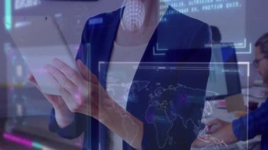 Dijital dünya haritası animasyonlu tablet kullanmak, okul ortamında gülümseyen biri. Teknoloji, eğitim, etkileşimli, haritalama, sınıf, öğrenme