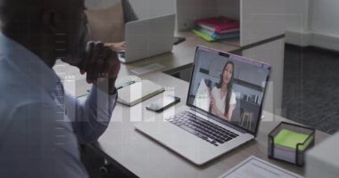 Ekranda finansal veri animasyonu ile video konferansında iş adamı. teknoloji, dijital, sunum, çevrimiçi toplantı, finans, iletişim