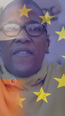 Afro-Amerikan erkek protestocu üzerine Rusya ve Avrupa Birliği bayrağının animasyonu. Ukrayna krizi ve uluslararası politika kavramı dijital olarak oluşturuldu.