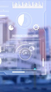 Şehir manzarası üzerinde veri işleme animasyonu. küresel iş ve dijital arayüz kavramı dijital olarak oluşturulmuş video.