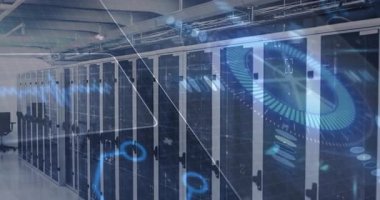 Modern veri merkezindeki sunucu rafları üzerinde dijital arayüz animasyonu. Teknoloji, ağ oluşturma, altyapı, siber güvenlik, bağlantı, yenilik