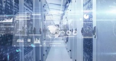 Modern veri merkezi koridorundaki sunucular üzerinde dijital veri analizi animasyonu. Teknoloji, siber güvenlik, altyapı, ağ, fütürist, veritabanı