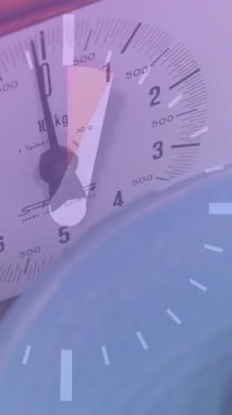 Zamanlayıcı ve yumurtanın üzerindeki saatin animasyonu. küresel iş ve dijital arayüz kavramı dijital olarak oluşturulmuş video.