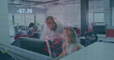 Dijital verilerle iş birliği yapan iş adamları animasyonu örtüyor. İşbirliği, şirket, takım çalışması, teknoloji, yenilik, analiz