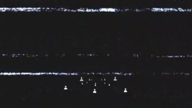 Koyu arkaplanda beyaz kullanıcı simgeleri olan hatalı statik çizgilerin animasyonu. Teknoloji, dijital, soyut, ağ, profil, bağlantı