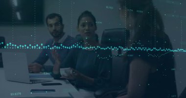 Strateji tartışması, veri canlandırma animasyonuyla iş toplantılarında çeşitli profesyoneller. işbirliği, çeşitlilik, takım çalışması, analitik, beyin fırtınası, yenilik