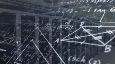Matematiksel denklemler ve grafikler okul animasyonunda, sunucu odası ayarlarında üst üste konuyor. Teknoloji, yenilik, matematik, veri, analiz, eğitim