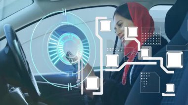 Arabada, akıllı telefon kullanan bir kadın gelecekteki dijital arayüzü canlandırıyor. Teknoloji, yenilik, gelecek, bağlantı, sanal, etkileşim