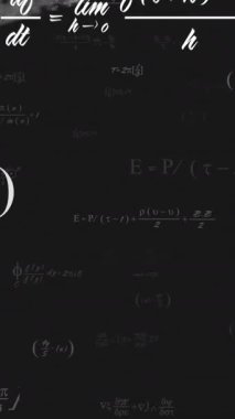 Matematiksel denklemlerin animasyonu ve kara arkaplan üzerinde veri işleme. küresel bilim ve teknoloji konsepti dijital olarak üretilen video.