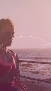 Gezinti güvertesinde koşan melez kadının DNA 'sı. sağlık ve zindelik kavramı dijital olarak oluşturulmuş video.