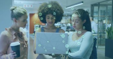 Finansal veriler üzerinde işbirliği yapan, üç kadının animasyon kaplamalı dizüstü bilgisayar kullanması. Takım çalışması, işbirliği, teknoloji, finans, iş dünyası, yenilik