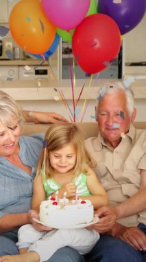 Konfeti animasyonu, mutlu beyaz bir ailenin partisinde. Uluslararası Aileler Günü ve dijital olarak üretilen video konsepti.