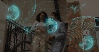 İnsanlar merdivenlerin üzerinde dijital dünya ve ağ bağlantılarını tartışıyor. Teknoloji, ağ oluşturma, yenilik, iletişim, beyin fırtınası, takım çalışması