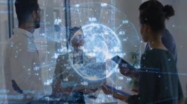 Modern ofiste iş birliği yapan insanlar üzerine dijital küre ve veri animasyonu. Teknoloji, işbirliği, takım çalışması, yenilik, veri analizi, dijital dönüşüm