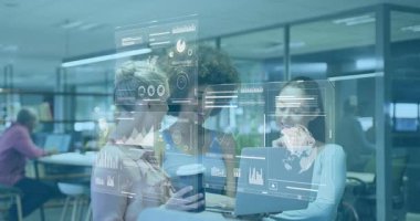 Ofisteki çeşitli kadınlar dijital ekranlar üzerinden veri işleme animasyonunu tartışıyor. Takım çalışması, teknoloji, işbirliği, yenilik, tartışma, iş