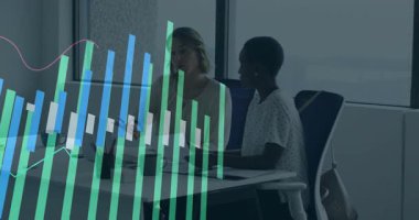 Ofiste, finansal veri animasyon projesinde işbirliği yapan profesyoneller. İşbirliği, takım çalışması, iş, analitik, beyin fırtınası, yenilik