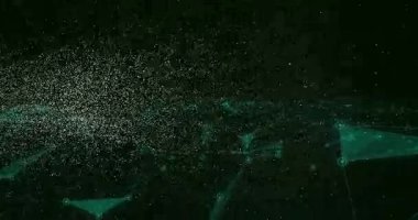 Koyu yeşil ağ arka planında dijital desenli NFT metninin animasyonu. Engelleme zinciri, kripto para birimi, dijital sanat, teknoloji, veri, geleceksel