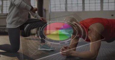 İnsanlar spor salonunda renkli 3D grafik animasyonlarıyla egzersiz yapıyorlar. Fitness, egzersiz, teknoloji, grafik, analiz, sağlık