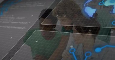 Okulda, küresel harita ve dijital grafiklerle animasyon üzerinde çalışan bir grup. İşbirliği, takım çalışması, teknoloji, eğitim, beyin fırtınası